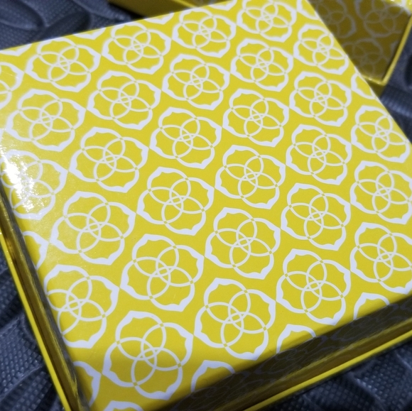 Kendra Scott Yellow White Logo Jewelry / Earrings Gift Box Bundle Padded Fit - Picture 6 of 12